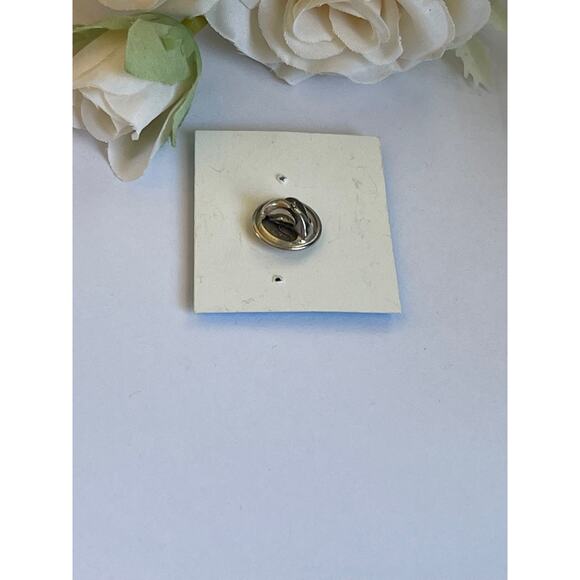 Vintage Statue Of Liberty Holding Heart Pin Brooch - Picture 3 of 3